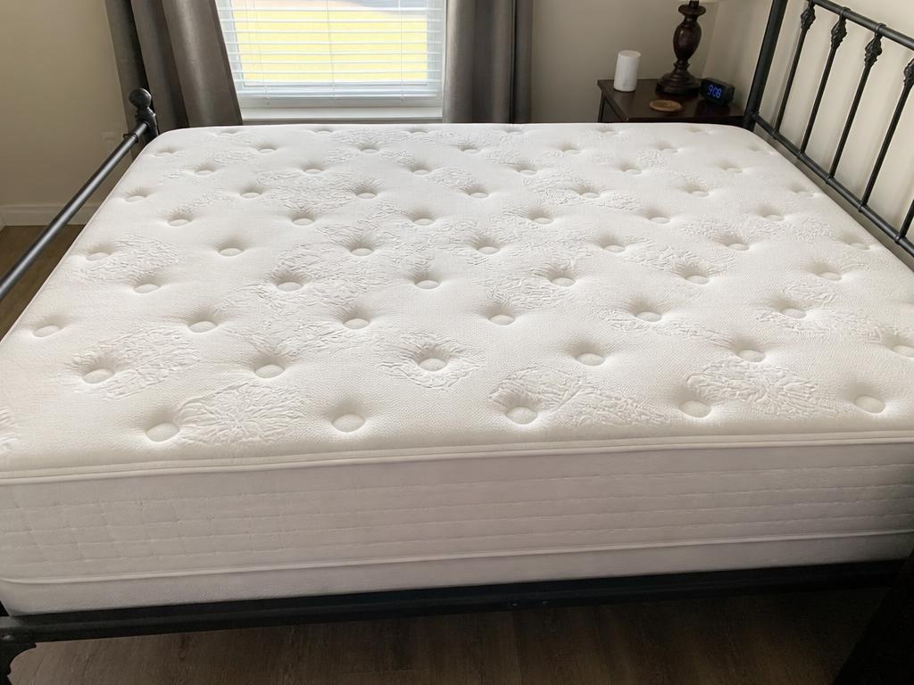 Colchón de matrimonio limpio y desinfectado después de la limpieza a domicilio en Mallorca