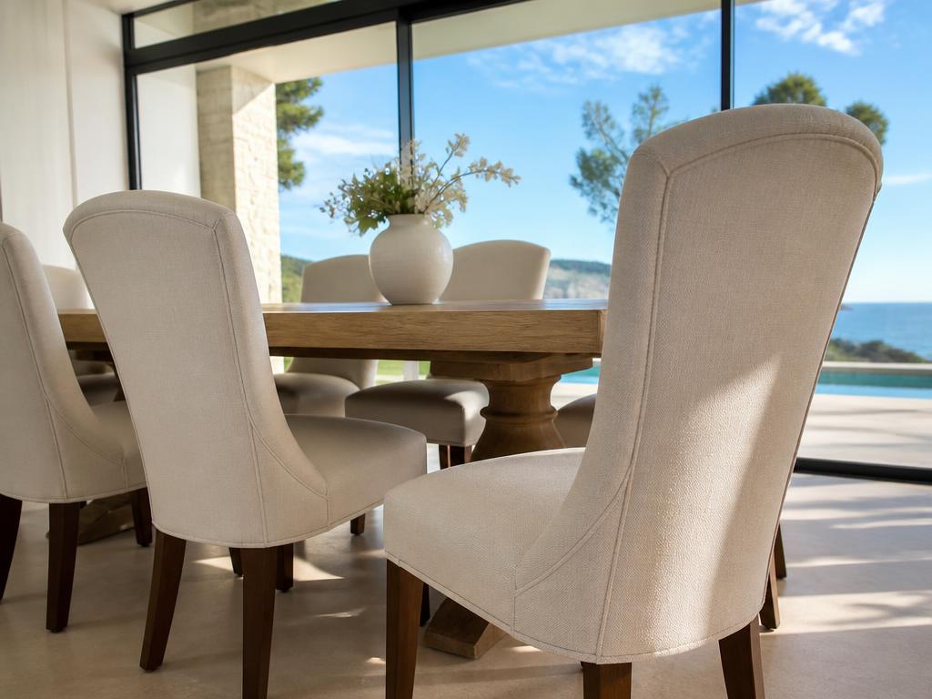 Sillas de comedor tapizadas limpias y sin manchas después de la limpieza profesional en Baleares